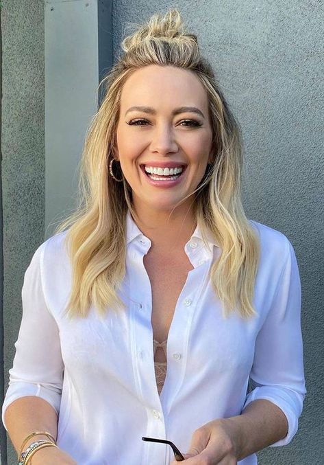 Hilary Duff Short Hair, Midi Haircut, Celebrity Teeth, Hilary Duff Hair, Midi Hair, Hilary Duff Style, Hillary Duff, Long Midi, Hilary Duff