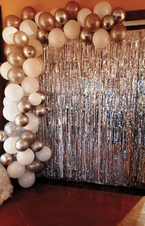 Balloon Decorations New Years, New Years Eve Party Backdrop, New Year's Eve Party Decorations, Happy New Year Party Decoration, Christmas Eve Decorations Party, New Year Eve Balloon Decoration, Birthday Decorations 30 Years, Christmas Eve Party Decorations, Diy Backdrop With Balloons