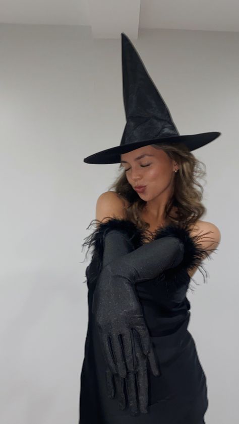 Cute Witch Outfits Halloween Costumes, All Black Witch Costume, Cloak Halloween Costumes, Halloween 2024 Trends Costume, Witch Halloween Costume Corset, Witch Costume With Corset, Witch Custome Women, Costumes With Long Black Hair, Cute Witch Costume For Women Diy