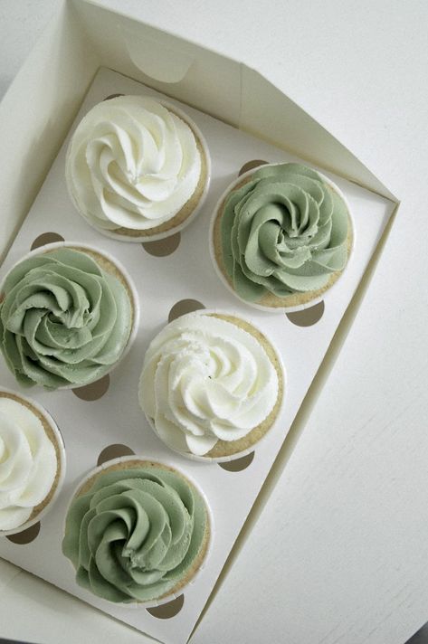 Aesthetic Green Cupcakes, Green Frosting Cupcakes, Sage Green Birthday Cupcakes, Sage Green Baby Shower Cupcakes, Minimal Cupcakes, Birthday Cupcake Aesthetic, Green Minimalist Cake, Green And White Cupcakes, Greenery Cupcakes