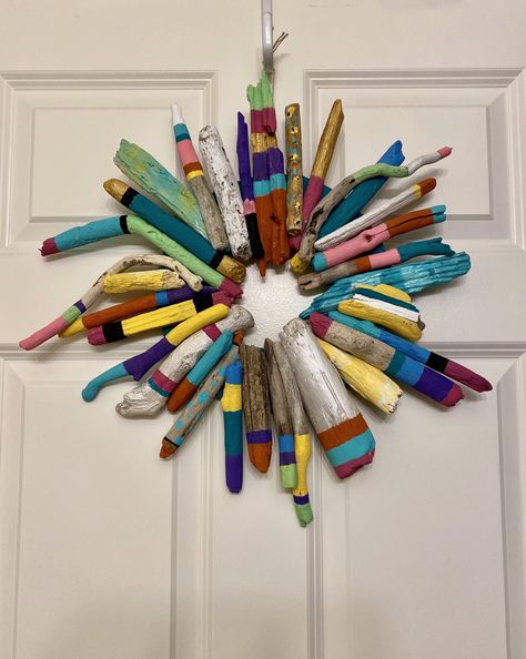 Painted Driftwood Wreath, Lake Crafts, Themed Wreaths, Driftwood Ideas, Driftwood Wreath, Driftwood Diy, Painted Driftwood, Driftwood Art Diy, Stick Art