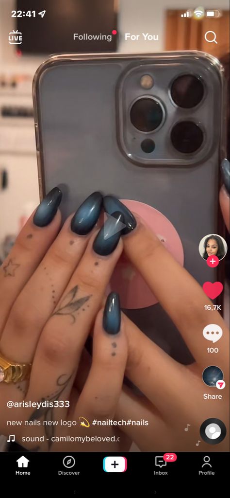 Black Or Blue Nails, Aura Set Nails, Blue With Black Nails, Black Nails Blue Chrome, Black And Blue Acrylics, Aura Gradient Nails, Blue Black Acrylic Nails, Aura Gel X Nails, Blue Aura Nails Almond