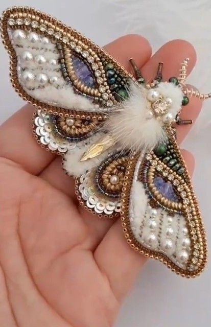 Beaded Butterfly, Hand Beaded Embroidery, Brooch Diy, Hand Embroidery Projects, Insect Jewelry, Bead Embroidery Jewelry, Embroidery Jewelry, Beaded Animals, Beaded Brooch