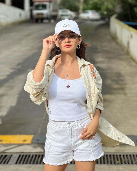 Anushka Sen Photo, Anushka Sen, Celebrity Fashion Looks, Bollywood Outfits, Photo Pose Style, Photography Poses Women, Crop Top Outfits, Beautiful Women Over 40, Photo Pose