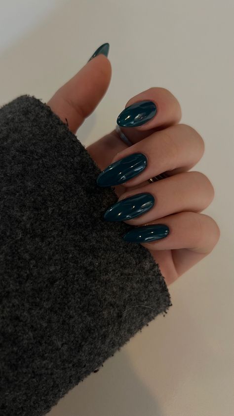 Green nails Dark Nail Acrylic, Slytherin Green Nails, Deep Forest Green Nails, Nails Design Dark Colors, Dark Teal Green Nails, Dark Green Nails Chrome, Dark Blue Green Nails, Dark Green Nails Coffin, Dark Forest Green Nails