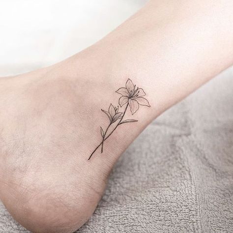 15+ Delicately Beautiful Tattoos By South Korean Artist Hongdam Hongdam Tattoo, Small Lily Tattoo, Dainty Flower Tattoos, Tiger Lily Tattoos, Wildflowers Tattoo, Lillies Tattoo, Lily Tattoo Design, Lily Flower Tattoos, Tattoo Placements