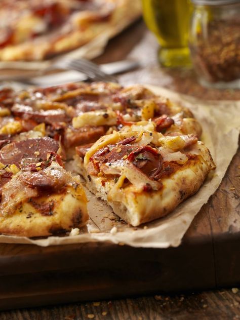 Ham Pizza Recipes, Spanish Chorizo Recipes, Chorizo Recipes Appetizers, Pizza Chorizo, Pizza Buns, Spanish Tapas Recipes, Spanish Chorizo, Ham Pizza, Calzone Recipe