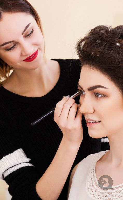 Doing Someones Makeup Pose, Make Up Artist Photoshoot, Makeup Artist Photoshoot Ideas, Corporate Makeup, Makeup Artist Working, Makeup Artist Bag, Makeup Content, Makeup Artist Branding, Doing Makeup