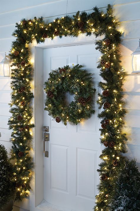 Garland Christmas Decor Door, Christmas Decor Ideas For Outside, Christmas Decor Ideas Front Door, Christmas Lights Inside House Ideas, Door Garland Ideas, Christmas Garland Door, Christmas Door Decorations For Home, Mantles Decor, Christmas Decorations Inside