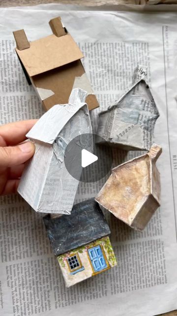 Paper Mache Techniques, Diy Diorama Ideas, Paper Mache Ornaments Diy, Diy Crafts Cardboard, Tiny Paper Houses, Things To Make Out Of Cardboard, Cardboard House Diy, Yule 2024, Cardboard Paper Mache