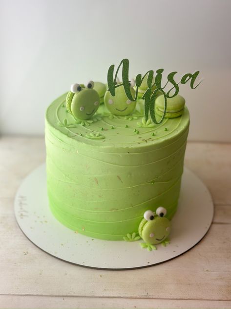 Lime Green Cake Ideas, Frog Cake Birthday, Frog Cake Ideas, Green Bday Cake, Frog Birthday Cake, Cake With Macarons, Frog Ideas, Pond Cake, Green Birthday Cakes