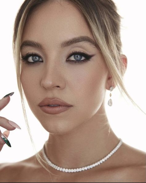 Pale People, Sydney Sweeney, Tv Awards, Make Up Inspo, Girls Makeup, Makeup Kit, Makeup Inspo, Maquillaje De Ojos, Wedding Makeup