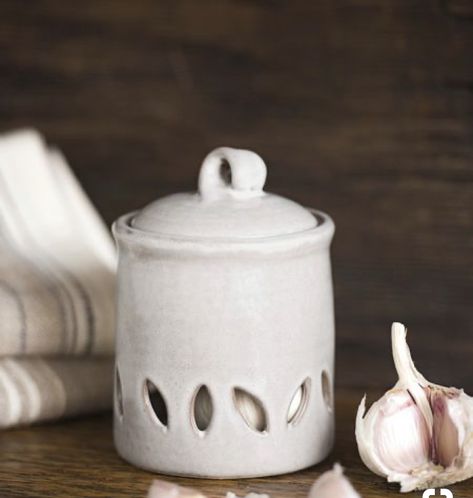 Garlic Keeper, Ceramic Crock, Pottery Jars, Ceramics Pottery Vase, Cerámica Ideas, Keramik Design, Slab Pottery, Wheel Thrown Pottery, Functional Pottery