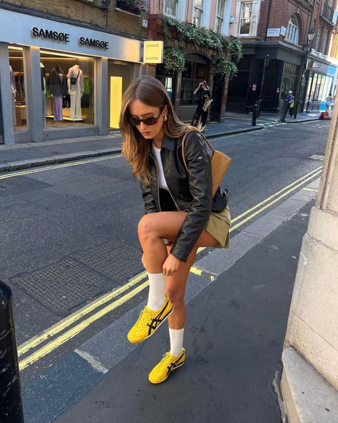 cool girls have yellow trainers | Instagram Onitsuka Tiger Women Outfit, Yellow Shoes Outfit, Onitsuka Tiger Outfit, Girls Sneakers Outfit, Eurotrip Outfits, Onitsuka Tiger Women, 2000 Outfits, Yellow Trainers, Trainers Outfit