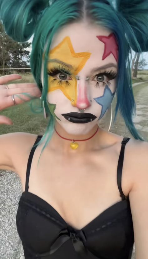 70s Clown Makeup, Fun Creative Makeup Looks, Face Paint Ideas Adults, Weird Core Makeup, Star Clown Makeup, Green Clown Makeup, Face Art Makeup Paint Ideas, Extreme Makeup Looks, Crazy Makeup Looks Creative