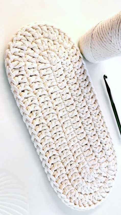 How To Crochet The Bottom Of A Bag, Free Crochet Basket Tutorial, Oval Crochet Pattern Free, Crochet Patterns Presents, Basket Bag Pattern Free, Crochet Stitches For Baskets, How To Crochet A Handbag, Moses Basket Crochet Free Pattern, Crochet Bassinet Pattern Free