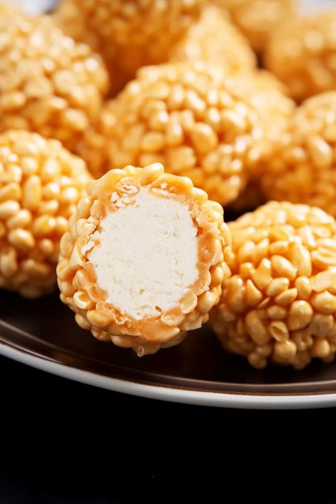 Rice Krispie Marshmallow Balls, Caramel Rice Krispies, Carmel Marshmallow Balls, Caramel Rice Krispie Balls, Carmel Marshmallows With Rice Krispies, Caramel Marshmallow Rice Krispie Balls, Caramel Rice Krispie Marshmallows, Marshmallow Caramel Rice Krispies, Rice Krispie Treats With Carmel In The Middle