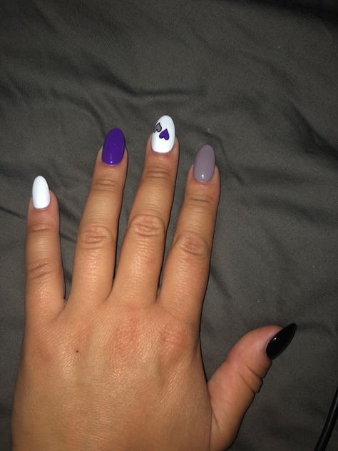 A left hand with round acrylic nails. The pinkie is white, the ring finger is purple, the pointer finger is grey, and the thumb is black. The middle finger is white with two hearts with a black outline. The top heart is grey and the bottom heart is purple. Ace Flag Nails, Ace Pride Nails, Ace Nails Designs, Aroace Nails, Asexual Nails, Ace Nails, Subtle Ace Pride, Subtle Pride Nails, A Nail Design