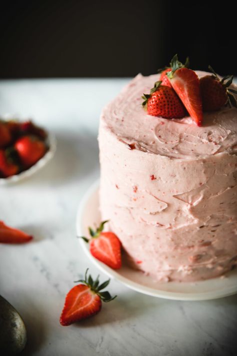 Fancy Bday Party, Cake With Strawberry Frosting, Strawberry Frosting Recipes, Easy Birthday Cake Recipes, Muffins Cinnamon, Easy Birthday Cake, Gentle Nutrition, Strawberry Layer Cakes, Strawberry Vanilla Cake