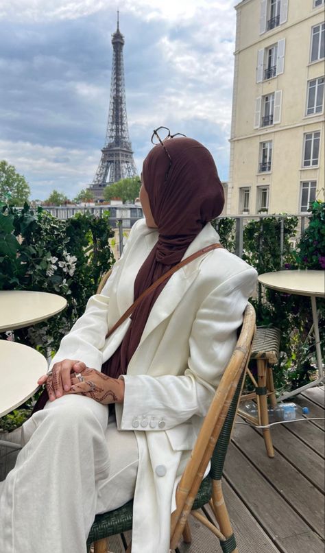 Paris Hijab Outfit, Modest Instagram Pictures, Hijab Travel Outfits, Stylish Hijab Outfits, Hijab Travel, Paris Trip Outfits, Hijab Paris, Girl In Paris, Hijabi Fits