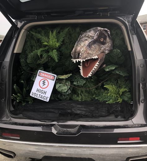 Trunk Or Treat Jeep, Halloween Car Decorations, Trunker Treat Ideas, Jurassic Park Birthday Party, Jurassic Park Party, Trunk Or Treat Ideas, Deco Jungle, Treat Ideas, Dinosaur Birthday Party