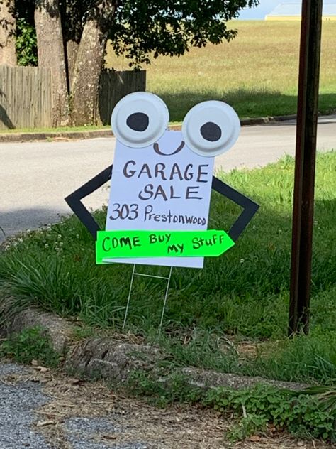 Yard Sale Signs Funny, Yard Sale Clothes, Yard Sale Clothes Rack, Yard Sale Display, Yard Sale Hacks, Yard Sale Organization, Garage Sale Organization, Garage Sale Tips, Yard Sale Signs