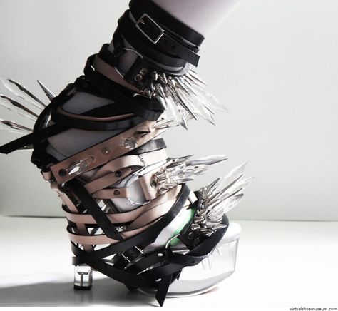 Shoes Inspiration, Crystal Spikes, Funky Shoes, Unique Shoes, Pinterest Fashion, Crazy Shoes, Valentino Studs, Punk Fashion, Me Too Shoes