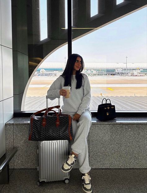 Shahinazalbouchi #airportfashion #airportpics #traveloutfit #comfyclothes #comfystyle #casualoutfit #casualwear #tracksuit #joggers #luggage #suitcase #luxurytravel #itgirl #goyardbag #casualwomensfashion Airport Tracksuit Outfit, Airport Outfit Joggers, Uk Outfits, Airport Chic, Mum Style, Airport Tips, Airport Fits, Tracksuit Outfit, Airport Look