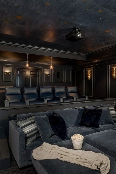 Home movie theater with big couches, pillows, blankets, and a bowl of popcorn, and leather recliner seats in the back Modern Farmhouse Movie Theater, Navy Theater Room, Cabin Theater Room, Dark Movie Room, Big Couches, Cozy Movie Room, Cozy Home Theater, Basement Theater Room, Luxury Home Cinema Room