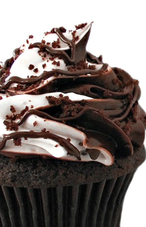 Mudslide Cupcakes Recipe ~ Says: These  cupcakes are rich, sweet and decadently full of all the stuff your mama warned you against. Mudslide Cupcakes, Cake Mini, Mudslide, Love Cupcakes, Yummy Cupcakes, Dessert Cupcakes, Cakepops, Sweets Treats, Healthy Dessert