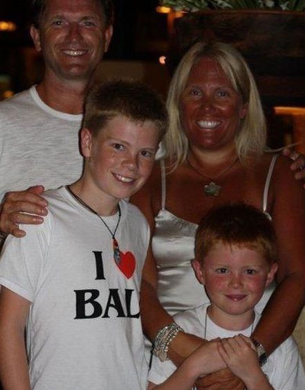 25 Tans From Hell - Gallery | eBaum's World Funny Family Pictures, Awkward Family Pictures, Tan Fail, Bad Family Photos, Funny Family Photos, Awkward Photos, Awkward Family Photos, Bad Photos, Fake Tan