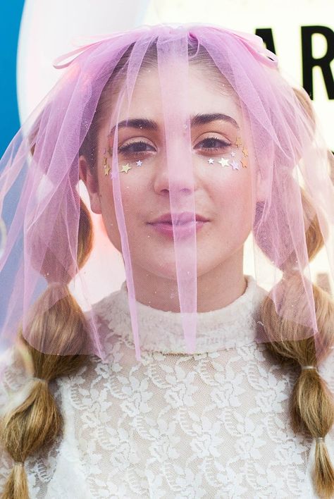 Statement Veil Brides, Unique Veils Wedding, Eclectic Wedding Dress, Night Wedding Ideas, Pink Wedding Veil, Kitschy Wedding, Wedding Ideas Pink, Eclectic Bride, Unusual Wedding Bouquets