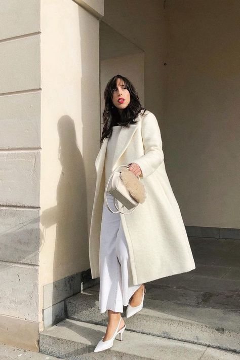 White Pumps Outfit, Peg Leg Trousers, Plain White Sneakers, Summer Shoes Trends, Pumps Outfit, White Pump, Beige Pumps, Bias Cut Dress, Checked Trousers