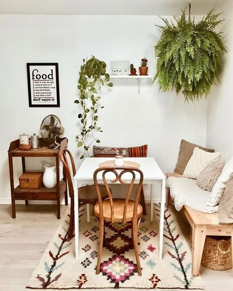 Sala de jantar no estilo boho da @organic_everything  #ideiasdiferentes Via: @casadasamigas  Confiram também o perfil @decoreinteriores do #grupojsmais Boho Style Dining Room, Decor Eclectic, Design Blogs, 아파트 인테리어, Decor Pictures, Cozy Style, Design Del Prodotto, Boho Dekor, Dining Room Design