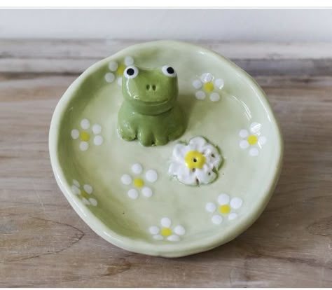 Clay Jewelry Dish Frog, Frog Jewelry Holder Clay, Frog Pinch Pot, Frog Clay Sculpture, Frog Ceramics, Pottery Cool, Frog Bowl, Pottery Frog, Whimsical Pottery