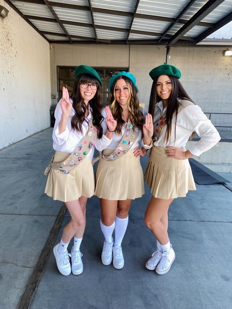 Halloween costume for Girl Scouts. Girl Scouts Costume, Girl Scout Halloween Costume, Girl Scout Outfit, Scout Outfit, Girl Scout Costume, Halloween Group Costumes, Karneval Diy, Stylish Halloween Costumes, Badass Halloween Costumes