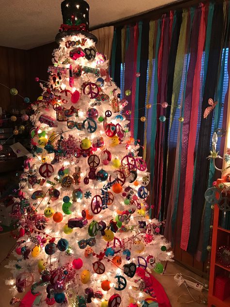 Tie Dye Christmas Tree, Hippie Christmas Decorations, Hippie Christmas Decor, Hippie Christmas Tree, Peace Sign Christmas, Seasonal Pictures, Sign Christmas Tree, Hippie Christmas, White House Christmas Tree