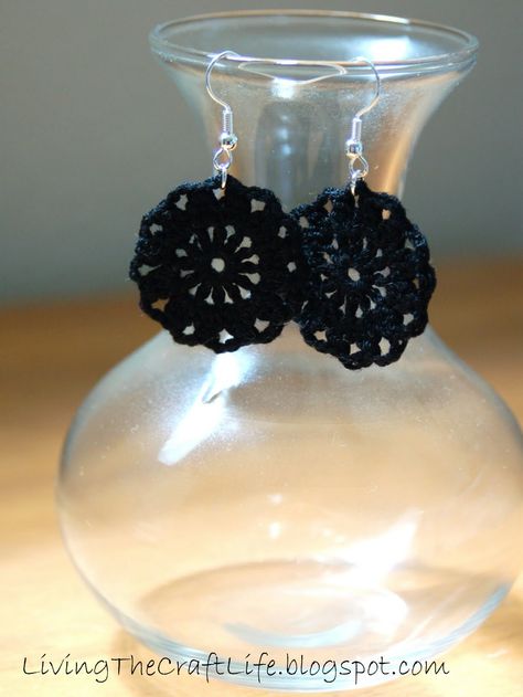 These simple round earrings are super stylish for the fashionista. They aren't obnoxiously huge, so these aren't statement earrings, but th... Crochet Thread Size 10, Crochet Jewlery, Creeper Minecraft, Crochet Jewelry Patterns, Crochet Earrings Pattern, Crochet Blog, Crochet Mandala, Bag Crochet, Earring Patterns