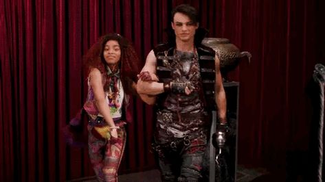 Harry Hook Descendants, Thomas Doherty Descendants, Hook Descendants, Jay Descendants, Descendants Ben, Mal Costume, Evie Descendants, Descendants Costumes, Cheyenne Jackson