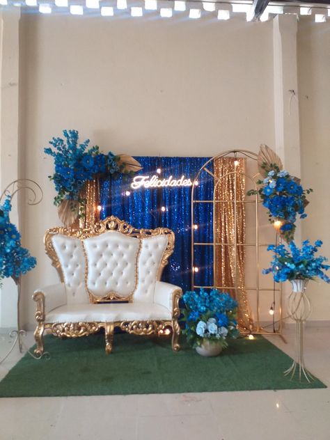 Royal Decorations Party, Royal Backdrop, Balloon Hacks, Diy Streamers, Royal Decorations, Wall Backdrops, Stage Decorations, Quince, Photo Booth