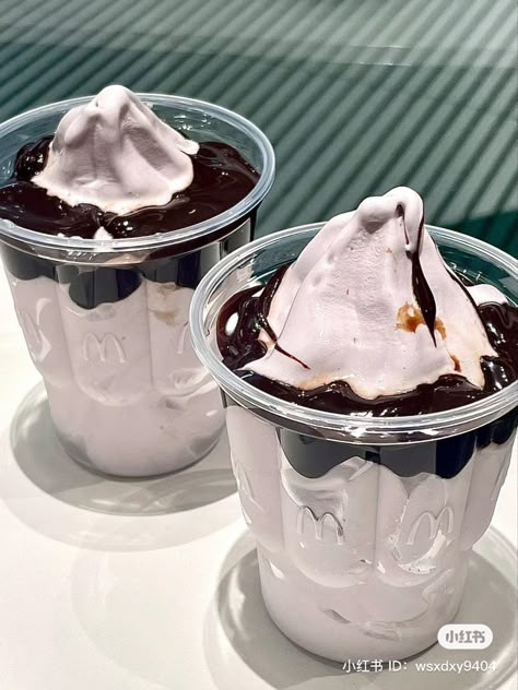 Chocolate Fudge Sauce, True Food, Pretty Dessert, Soft Serve Ice Cream, Fudge Sauce, Food Therapy, Food Drinks Dessert, Delicious Snacks Recipes, Soft Serve