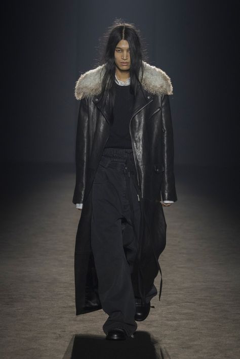 Goth Fashion Men, Runway Ready To Wear, Paris Fashion Week Runway, Model Runway, Runway Outfits, Fall Winter 2024, Fashion Week Runway, Ann Demeulemeester, Swaggy Outfits