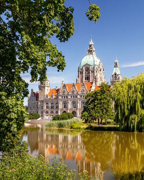 Das Neue Rathaus Hannover - bekanntestes Wahrzeichen der Stadt und beliebtes Ausflugsziel mit herrlicher Aussicht ⁠🌳 ⁠ Environment References, German Travel, European Architecture, Dream Trip, City Photography, Germany Travel, Eastern Europe, Travel Dreams, Dean