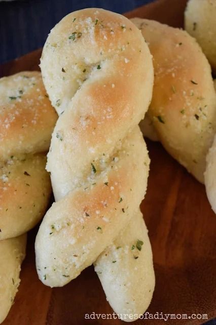 Enjoy fresh homemade bread twists with this amazing recipe. A chewy breadstick topped with parmesan garlic buttery goodness. Freezing Bread, Bread Twists, Homemade Garlic Bread, Bread Sticks Recipe, Bread Sticks, How To Store Bread, Garlic Herb Butter, Pasta Pizza, Dinner Rolls Recipe