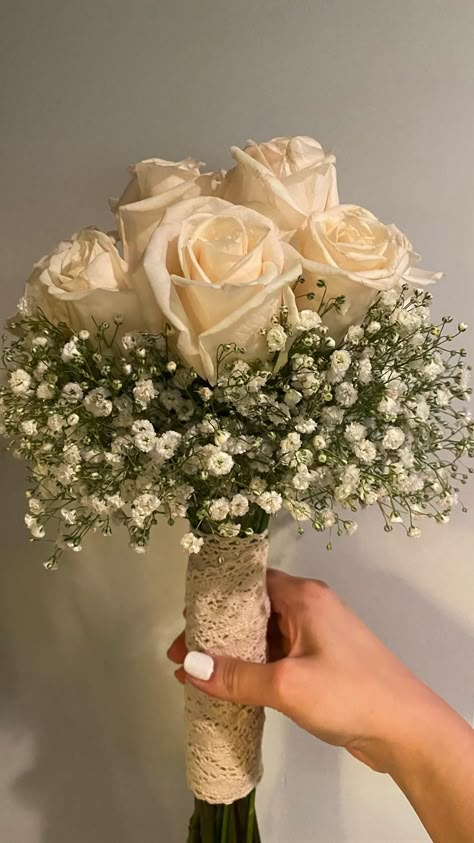 Bride Flower Bouquet Simple Wedding Ideas, Bouquet Designs Ideas, Courthouse Bouquet Simple, Flower Banquet For Bride, Bridal Bouquet Winter Simple, Wedding Bouquets Bride Diy, Flower Bouquet For Engagement, Simple Hand Bouquet Engagement, Simple Boquet Designs