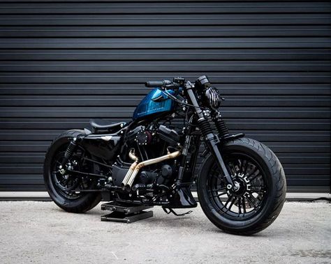 ▷ Harley Sportster 1200 48 "Oceana" by Limitless Customs Harley Sportster 48, Harley Davidson Motorcycles Sportster, Harley Davidson 48, Harley Sportster 1200, Motos Bobber, Sportster 48, Sportster Iron, Sportster Bobber, Мотоциклы Cafe Racers