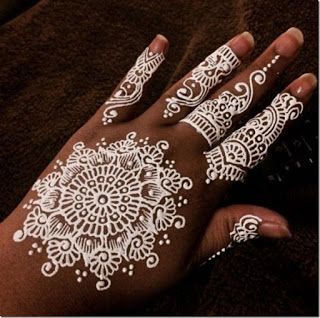 Gold Henna Designs, Tattoo On Dark Skin, White Henna Tattoo, White Henna Designs, Gold Henna, Henna Tattoo Hand, Henna Tattoo Designs Hand, Skin Images, Black Henna