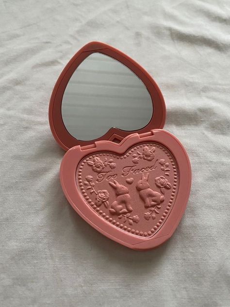 pink aesthetic Too Faced Love Flush, Jason Dilaurentis, Koleksi Makeup, Crazy In Love, Cheap Makeup, Fancy Makeup, روتين العناية بالبشرة, Elegant Makeup, After Life