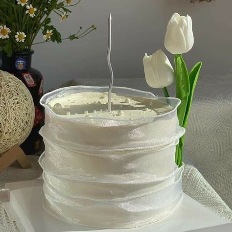 White Birthday Cake Aesthetic, Tulip Cake, White Birthday Cakes, Fruit Cream, Cake Models, Elegant Birthday Cakes, Birthday Cake Decoration, Funny Birthday Cakes, Mini Cakes Birthday