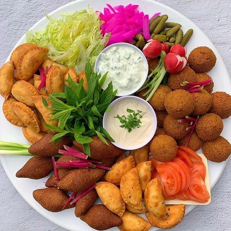 Lebanese Mezze, Mezze Platter, Vegetarian Platter, Gathering Ideas, Appetizer Platters, Recipes Book, 30 November, Lebanese Recipes, Buffet Food